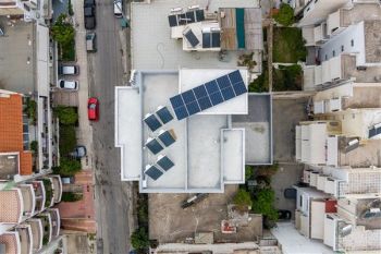 Κατασκευή σύγχρονου κτιρίου minimal αρχιτεκτονικής
