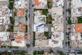Κατασκευή σύγχρονου κτιρίου minimal αρχιτεκτονικής