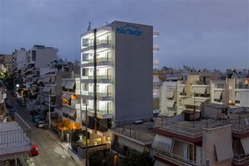 Κατασκευή σύγχρονου κτιρίου minimal αρχιτεκτονικής