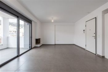 Κατασκευή σύγχρονου κτιρίου minimal αρχιτεκτονικής