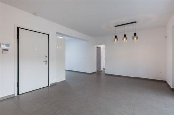 Κατασκευή σύγχρονου κτιρίου minimal αρχιτεκτονικής