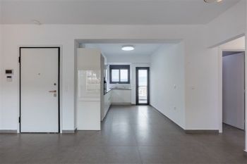 Κατασκευή σύγχρονου κτιρίου minimal αρχιτεκτονικής