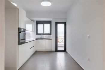 Κατασκευή σύγχρονου κτιρίου minimal αρχιτεκτονικής
