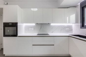Κατασκευή σύγχρονου κτιρίου minimal αρχιτεκτονικής