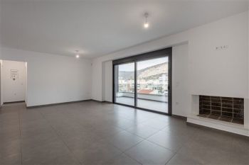 Κατασκευή σύγχρονου κτιρίου minimal αρχιτεκτονικής