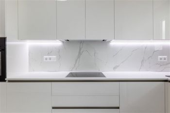 Κατασκευή σύγχρονου κτιρίου minimal αρχιτεκτονικής