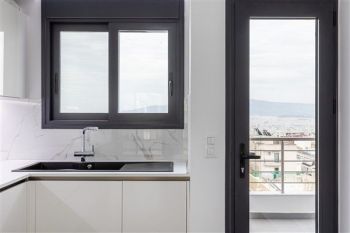 Κατασκευή σύγχρονου κτιρίου minimal αρχιτεκτονικής