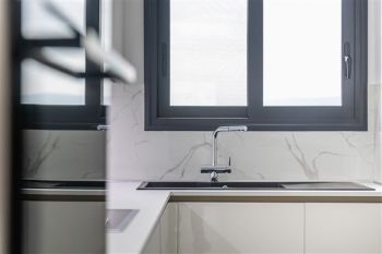 Κατασκευή σύγχρονου κτιρίου minimal αρχιτεκτονικής