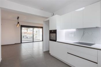 Κατασκευή σύγχρονου κτιρίου minimal αρχιτεκτονικής