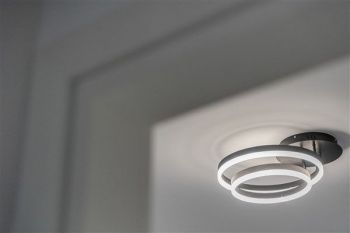 Κατασκευή σύγχρονου κτιρίου minimal αρχιτεκτονικής