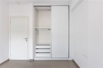 Κατασκευή σύγχρονου κτιρίου minimal αρχιτεκτονικής