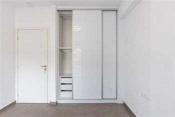 Κατασκευή σύγχρονου κτιρίου minimal αρχιτεκτονικής