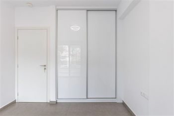 Κατασκευή σύγχρονου κτιρίου minimal αρχιτεκτονικής
