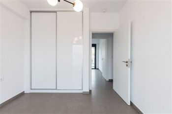 Κατασκευή σύγχρονου κτιρίου minimal αρχιτεκτονικής