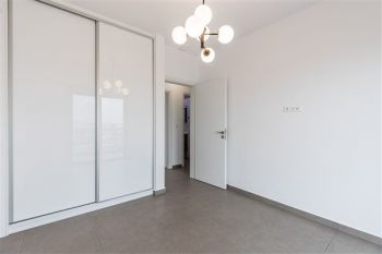 Κατασκευή σύγχρονου κτιρίου minimal αρχιτεκτονικής