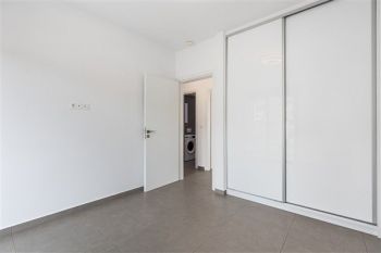 Κατασκευή σύγχρονου κτιρίου minimal αρχιτεκτονικής