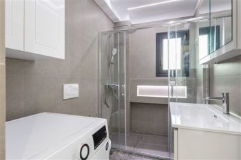 Κατασκευή σύγχρονου κτιρίου minimal αρχιτεκτονικής