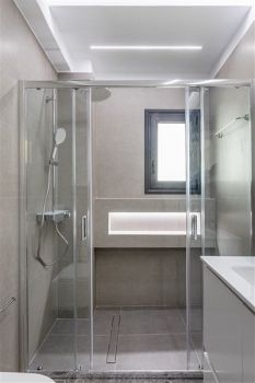 Κατασκευή σύγχρονου κτιρίου minimal αρχιτεκτονικής