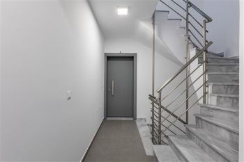 Κατασκευή σύγχρονου κτιρίου minimal αρχιτεκτονικής
