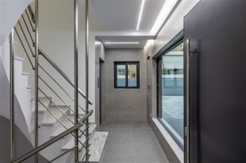 Κατασκευή σύγχρονου κτιρίου minimal αρχιτεκτονικής