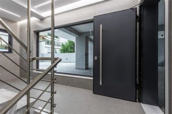 Κατασκευή σύγχρονου κτιρίου minimal αρχιτεκτονικής