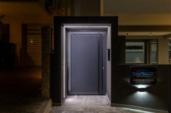 Κατασκευή σύγχρονου κτιρίου minimal αρχιτεκτονικής
