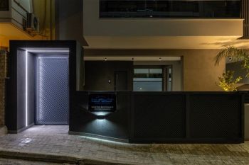 Κατασκευή σύγχρονου κτιρίου minimal αρχιτεκτονικής