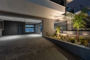 Κατασκευή σύγχρονου κτιρίου minimal αρχιτεκτονικής