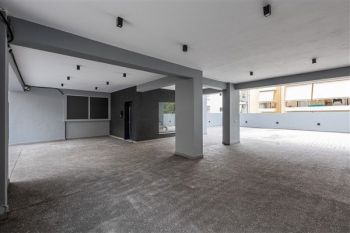 Κατασκευή σύγχρονου κτιρίου minimal αρχιτεκτονικής