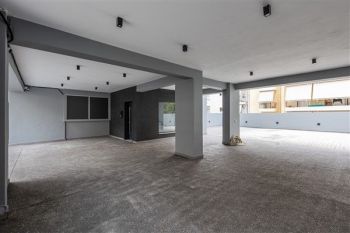 Κατασκευή σύγχρονου κτιρίου minimal αρχιτεκτονικής